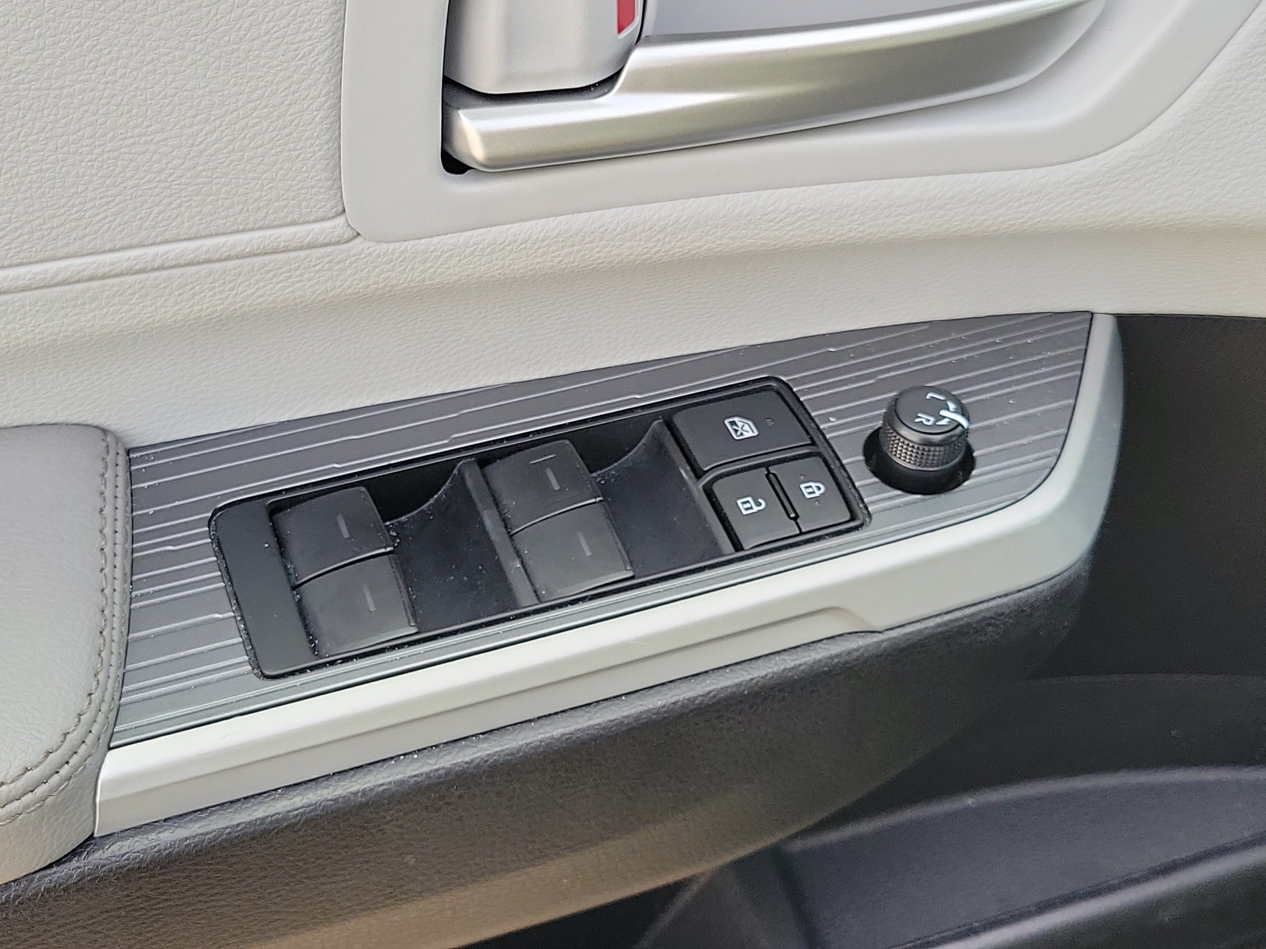 Used 2026 Toyota Sienna XLE FWD image 19