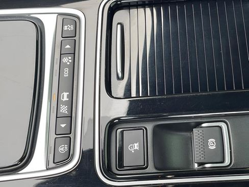 Used 2018 Jaguar F-PACE Premium image 36