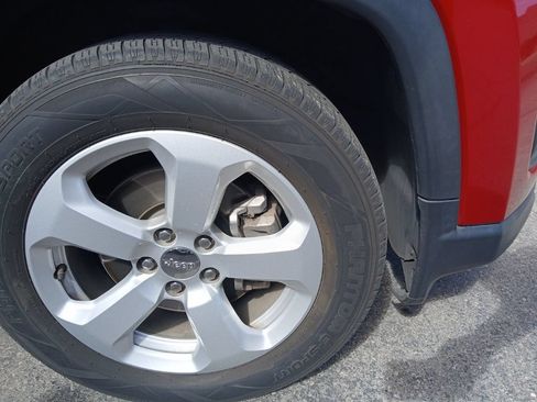 Used 2019 Jeep Compass Latitude FWD image 3