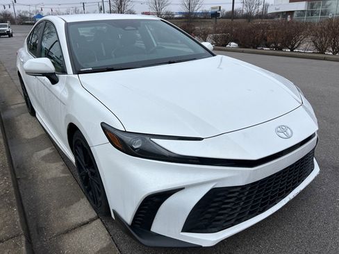 Used 2025 Toyota Camry SE image 2