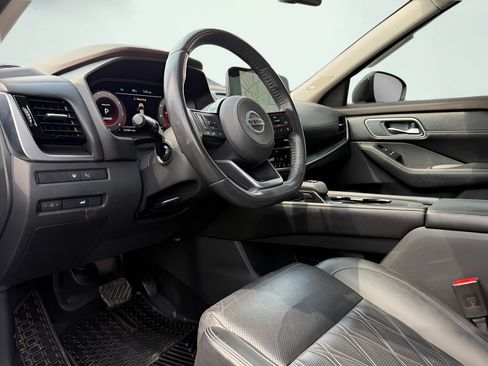 Used 2021 Nissan Rogue Platinum FWD image 2