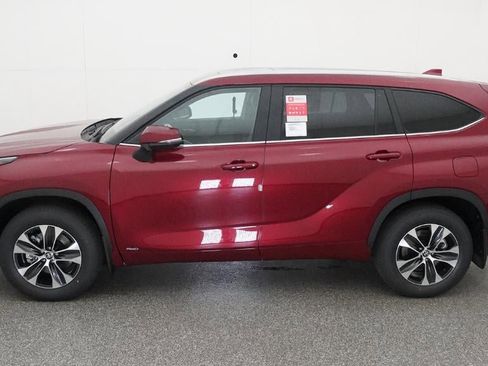 New 2026 Toyota Highlander XLE image 3