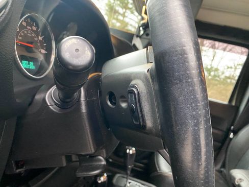 Used 2015 Jeep Wrangler Unlimited Rubicon w/ Connectivity Group AWD/4WD image 18