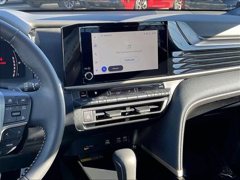 Used 2025 Toyota Camry SE image 9