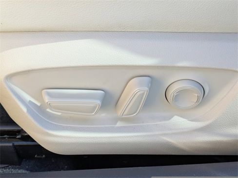 Used 2022 Toyota Camry XLE image 18