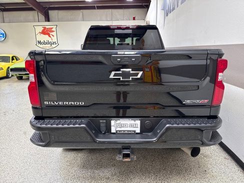 Used 2024 Chevrolet Silverado 2500 ZR2 w/ Technology Package image 8