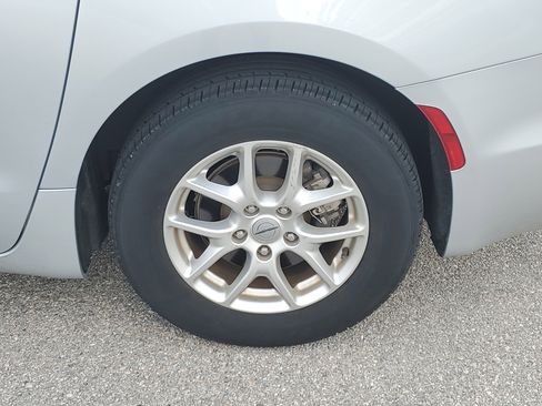 Used 2023 Chrysler Pacifica Touring-L image 11