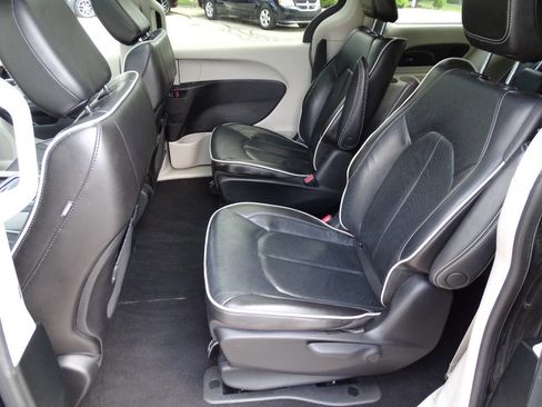 Used 2023 Chrysler Pacifica Limited image 35