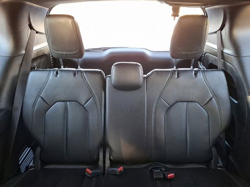 Certified 2022 Chrysler Pacifica Touring-L w/ S Appearance Package image 11
