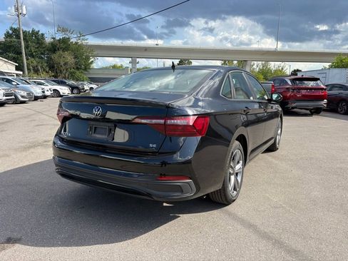 Used 2024 Volkswagen Jetta SE FWD image 3