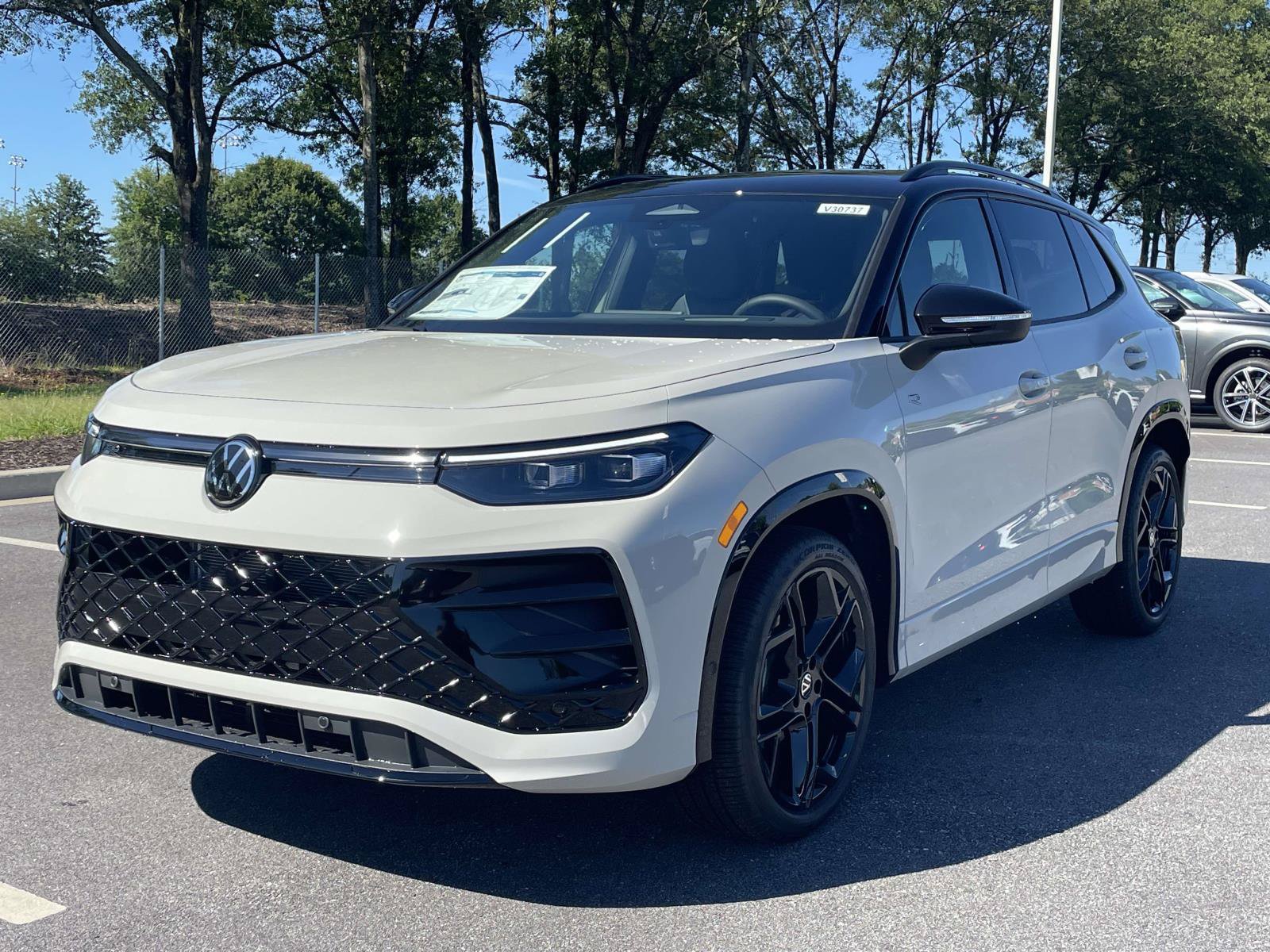 New 2026 Volkswagen Tiguan SE R-Line FWD image 3