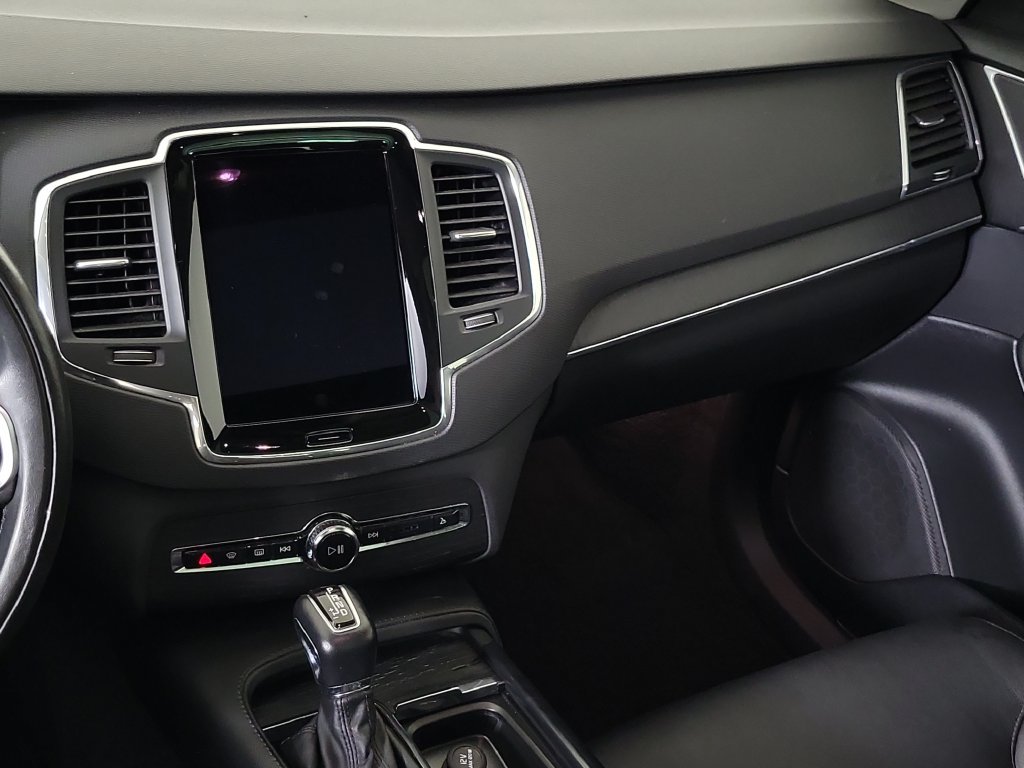 Used 2020 Volvo XC90 T5 Momentum w/ Protection Package Premier FWD image 13