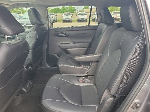 Used 2023 Toyota Highlander XLE FWD image 17