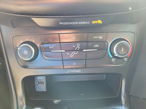 Used 2017 Ford Focus SE FWD image 32