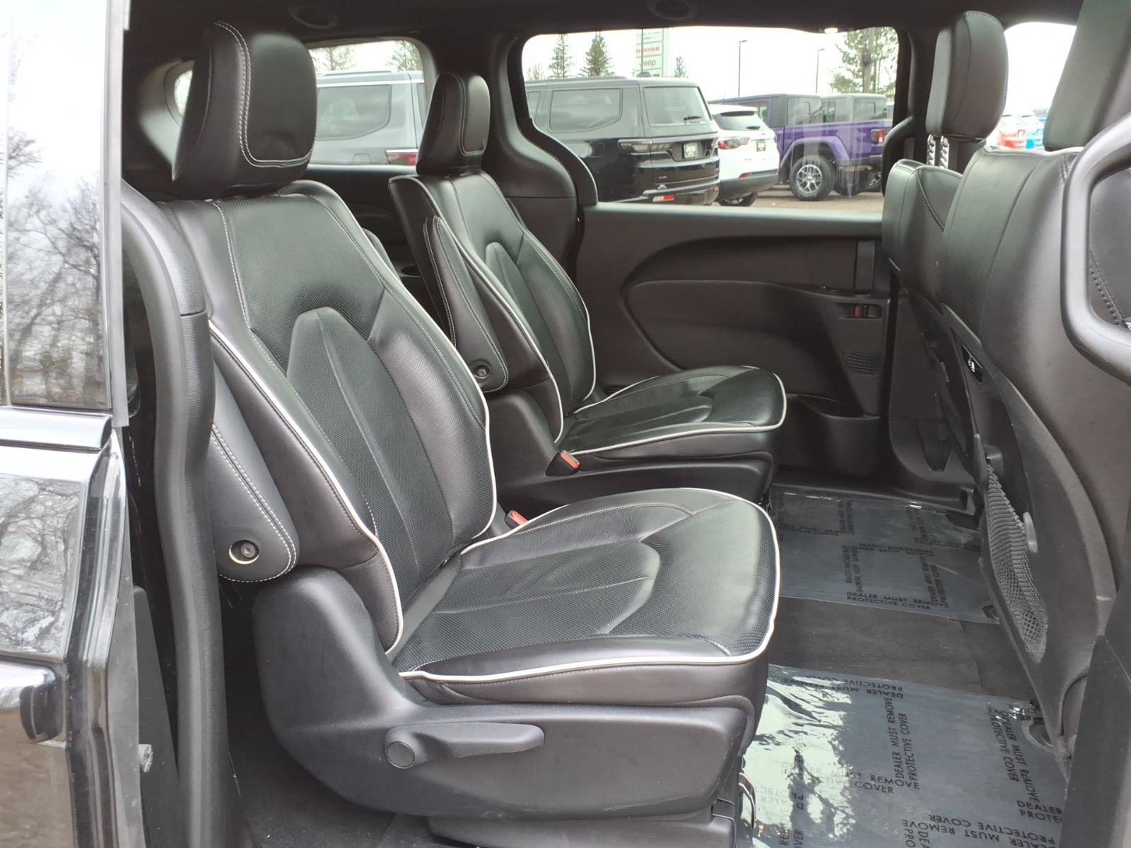 Used 2024 Chrysler Pacifica Premium FWD image 17