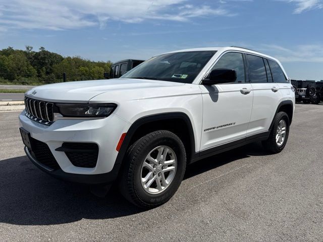 Used 2023 Jeep Grand Cherokee Laredo AWD/4WD image 7