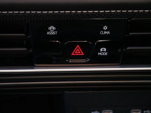 Used 2025 Volkswagen Atlas Cross Sport SE image 19