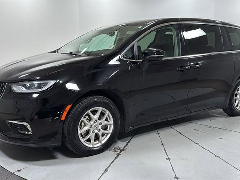 Used 2024 Chrysler Pacifica Touring-L image 1