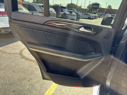 Used 2015 Mercedes-Benz GL 550 4MATIC w/ Accessory Chrome Package image 32