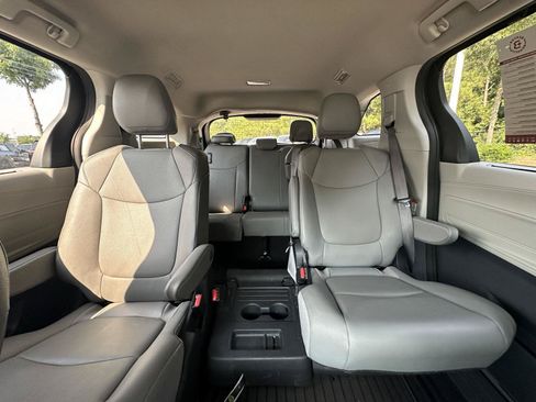Used 2024 Toyota Sienna XLE FWD image 13
