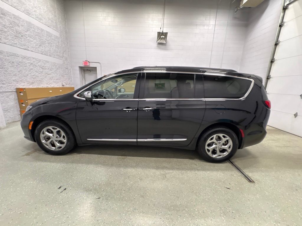 Used 2022 Chrysler Pacifica Limited AWD/4WD image 7