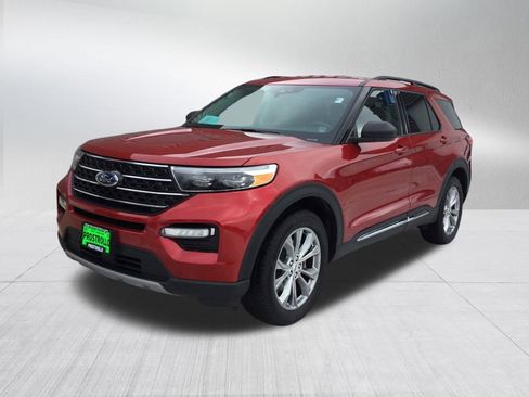 Used 2022 Ford Explorer XLT w/ Equipment Group 202A image 2