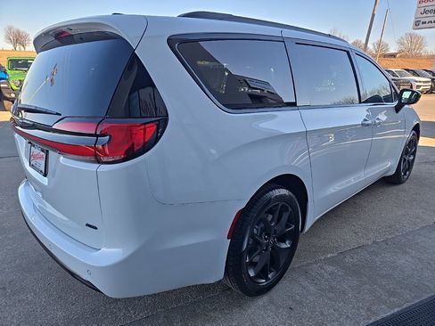 New 2026 Chrysler Pacifica Select w/ S Appearance Package image 11