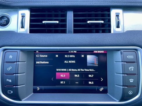 Used 2017 Land Rover Range Rover Evoque SE image 28