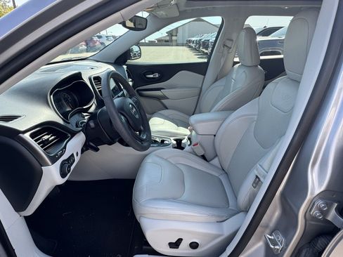 Used 2022 Jeep Cherokee Latitude Lux w/ Sun & Sound Group FWD image 5