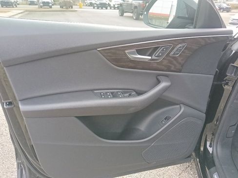 Used 2023 Audi Q8 Premium image 11