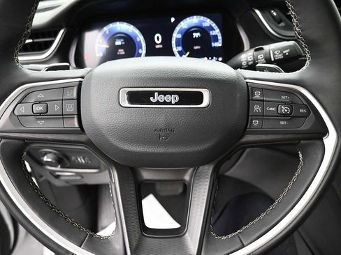 Used 2023 Jeep Grand Cherokee Laredo w/ Luxury Tech Group I AWD/4WD image 5