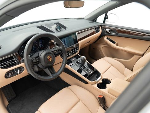 Used 2025 Porsche Macan image 4