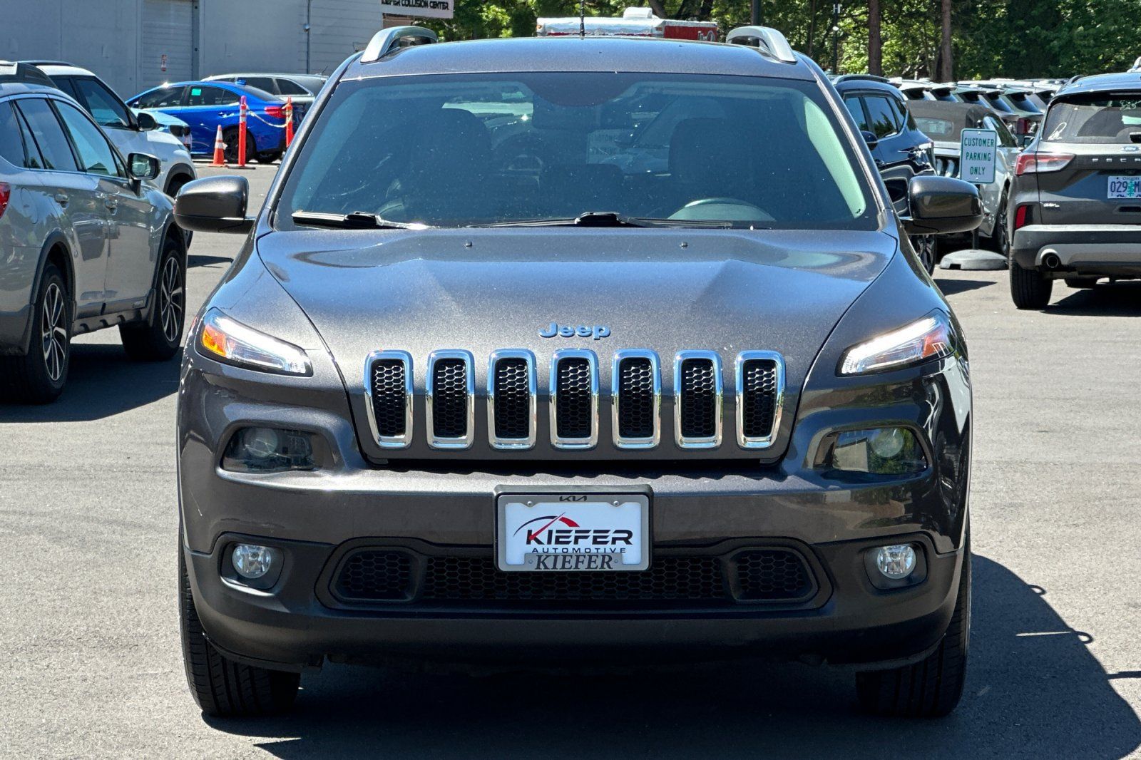 Used 2018 Jeep Cherokee Latitude Plus w/ Comfort/Convenience Group AWD/4WD image 37