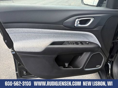 Used 2025 Jeep Compass Latitude w/ Sun & Sound Group AWD/4WD image 10