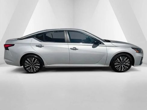 Used 2024 Nissan Altima 2.5 SV FWD image 8