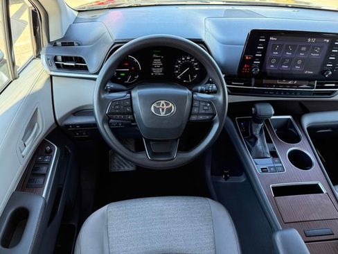 Used 2022 Toyota Sienna LE image 24