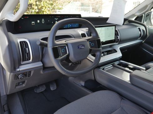 Certified 2025 Ford Expedition Active AWD/4WD image 4