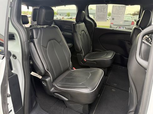 Used 2025 Chrysler Pacifica Limited FWD image 37
