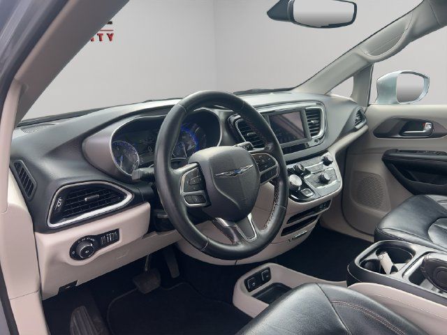 Used 2020 Chrysler Pacifica Touring-L FWD image 28