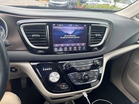 Used 2018 Chrysler Pacifica Touring-L w/ Tire & Wheel Group FWD image 13