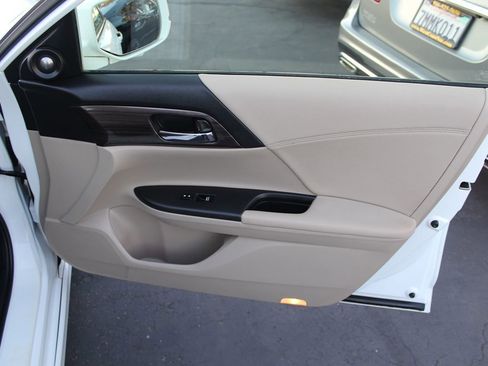 Used 2017 Honda Accord Touring image 21
