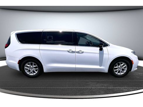 Used 2024 Chrysler Pacifica Touring-L FWD image 14