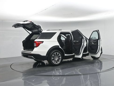 Used 2025 Ford Explorer Platinum RWD image 5