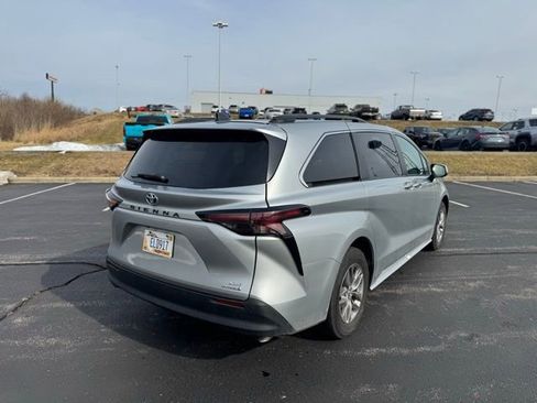 Used 2024 Toyota Sienna XLE image 3