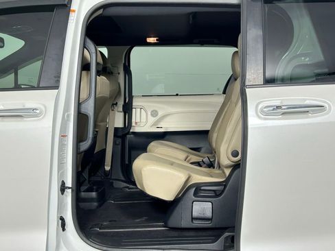 Used 2021 Toyota Sienna XLE image 17