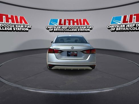 Used 2025 Nissan Altima 2.5 SV FWD image 7