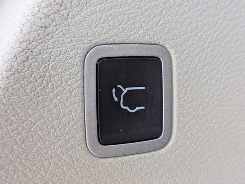 Used 2023 Chrysler Voyager LX image 14