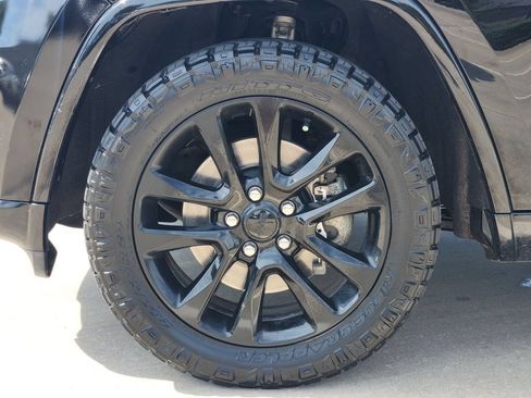 Used 2021 Jeep Grand Cherokee Laredo X AWD/4WD image 12