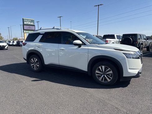 Used 2024 Nissan Pathfinder SL FWD image 6