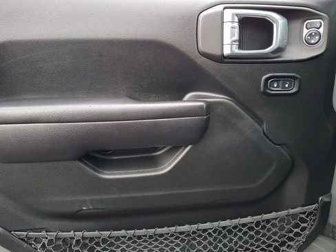 Used 2021 Jeep Gladiator Willys image 13